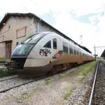 Σημαντικές καθυστερήσεις και ακυρώσεις δρομολογίων στη γραμμή Κιάτο – Πειραιάς – Κιάτο λόγω πυρκαγιάς στο ύψος του Ασπροπύργου