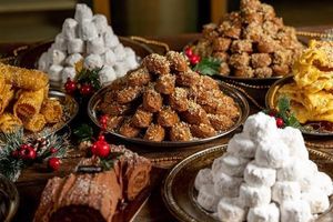 Καλάθι των Χριστουγέννων: «Φαγώθηκαν» οι κουραμπιέδες και τα μελομακάρονα παρά τις αρχικές διαβεβαιώσεις Σκρέκα για το αντίθετο