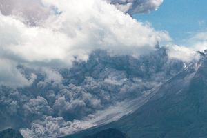 Ινδονησία: 11 νεκροί από την έκρηξη ηφαιστείου – Τουλάχιστον 12 οι αγνοούμενοι