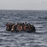 Αγνοούνται δίδυμα κορίτσια στη Μεσόγειο μετά από ανατροπή πλοιαρίου