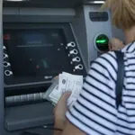 Επιδόματα ΟΠΕΚΑ: Ποιοι θα δουν χρήματα σήμερα και τι ώρα ξεκινούν οι πιστώσεις