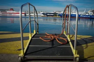 Λιμάνι Πειραιά: Της έφυγε η βαλίτσα και έπεσε στη θάλασσα – Άμεση επέμβαση του Λιμενικού