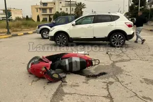 Λαμία: Τροχαίο με μηχανάκι – «Πέταξε» πάνω από το αυτοκίνητο ο δικυκλιστής