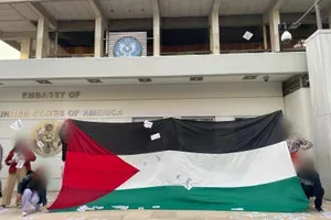 Ρουβίκωνας: Σημαία της Παλαιστίνης και τρικάκια έξω από την αμερικανική πρεσβεία