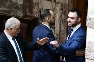 Ξύλο στη Βουλή: Συνελήφθη ο ανεξάρτητος βουλευτής Κωνσταντίνος Φλώρος – Οδηγείται στο αυτόφωρο