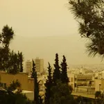 Καιρός: Αποπνικτική η ατμόσφαιρα τις επόμενες ημέρες – Αναμένονται αφρικανική σκόνη, λασποβροχές και 27άρια – Ποιες περιοχές θα επηρεαστούν