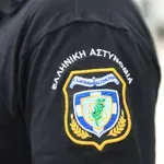 Ψαχνά: Μεθυσμένος χτύπησε πισώπλατα αστυνομικό έξω από καφετέρια