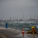 Επιστρέφει η κακοκαιρία: Νέος κύκλος βροχών, καταιγίδων και θυελλωδών νοτιάδων από Τετάρτη