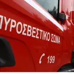 Φωτιά σε εγκαταλελειμμένο κτίριο στην Αθήνα – Κλειστή η Σοφοκλέους στο ύψος της Αθηνάς