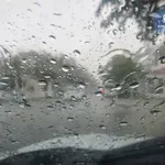 Κακοκαιρία σαρώνει Αττική και ολόκληρη τη χώρα – Αποκλεισμένες περιοχές από αέρα και θάλασσα