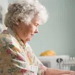 Το άγχος για την ηλικία… γερνάει πιο γρήγορα τη γυναίκα – Τι αποκαλύπτει έρευνα