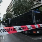 Θρίλερ στη Βούλα: Νεκρός άνδρας με τραύμα στο λαιμό