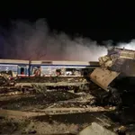 Τέμπη: Το Κίνημα Δημοκρατίας ζητά απαντήσεις για «άνδρες με κουκούλες» στον τόπο της τραγωδίας