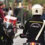 Εξάρχεια: ΙΧ έπεσε σε τζαμαρία καφετέριας στη Σόλωνος (Βίντεο) – Ελαφρύς τραυματισμός διανομέα