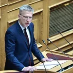 Γιατί οι γαλάζιοι βουλευτές πυροβολούν τον Άκη Σκέρτσο