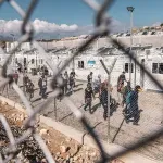Ευρεία σύσκεψη στο υπουργείο Μετανάστευσης: Ο σχεδιασμός παραμένει για μία μόνιμη κλειστή δομή προσωρινής κράτησης στην Κρήτη