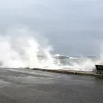 Τραγωδία στο Παράλιο Άστρος: Χωρίς τις αισθήσεις του ανασύρθηκε λιμενικός από τη θάλασσα