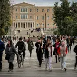 EK-Ευρωβαρόμετρο: Ένας στους δύο πολίτες στην ΕΕ απαισιόδοξος για το μέλλον του κόσμου – 56% στην Ελλάδα