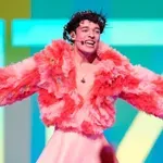 Από τη Eurovision στην pop extravaganza – Γιατί αγαπάμε αυτό που κάποτε κοροϊδεύαμε