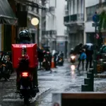 Courier: Τι αλλάζει στις αντικαταβολές – Πώς θα πληρώνουμε τα δέματα που παραλαμβάνουμε