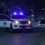 Τρόμος στα Σεπόλια: Άνδρας ανέβηκε σε ταράτσα και πετάει κεραμίδια στον δρόμο