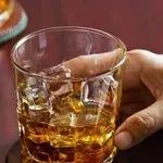 Επιστήμη: Η υπερβολική κατανάλωση αλκοόλ συνδέεται με πρόωρα και πιο σοβαρά εγκεφαλικά