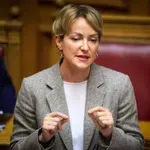 Σδούκου για την τραγωδία στα Τρίκαλα: «Δεν είναι ώρα για ψυχρούς αριθμούς» – Βολές κατά Καρυστιανού και ΠΑΣΟΚ