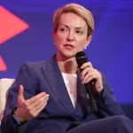 Σδούκου κατά Τσίπρα: «Δεν μπορεί να δηλώνει περήφανος για τη διακυβέρνησή του αλλά φορομπήχτης»