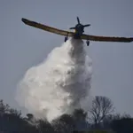 Φωτιά τώρα στον Λουτρόπυργο Αττικής, επιχειρούν πέντε εναέρια μέσα