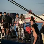 Πλώρη για τα νησιά έβαλαν οι «αργοπορημένοι» του Αυγούστου – Κίνηση στα λιμάνια, με στόχο ήσυχες και προσιτές διακοπές