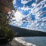 Καιρός: Ανεβαίνει ο υδράργυρος, θεριεύουν οι άνεμοι – Συναγερμός για φωτιές σε Αττική, Κρήτη και Αιγαίο