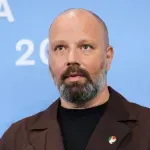 Λάνθιμος: Εμφανίστηκε με καρφίτσα με σημαία της Παλαιστίνης στο Φεστιβάλ της Βενετίας