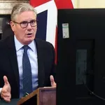 Κιρ Στάρμερ: Διέταξε έλεγχο για τους δεσμούς Πίτερ Μάντελσον–Τζέφρι Έπσταϊν – «Δεν πρέπει να παραμείνει στη Βουλή των Λόρδων»