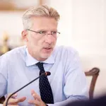 Ασπίδα από το Μαξίμου στον Άκη Σκέρτσο – Κυβερνητικοί κύκλοι αδειάζουν τους επικριτές του