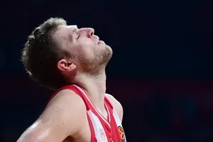Euroleague: «Πικρή» ήττα για τον Ολυμπιακό στο ΣΕΦ, τον «πρόδωσαν» τα τρίποντα με την Εφές (78-82)