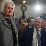 Θερμή υποδοχή Καραμανλή στην Παλιά Βουλή – Χειραψίες και μηνύματα – Δείτε τα βίντεο