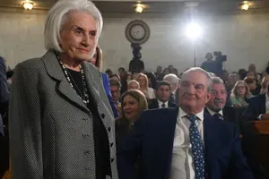 Θερμή υποδοχή Καραμανλή στην Παλιά Βουλή – Χειραψίες και μηνύματα – Δείτε τα βίντεο