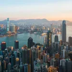 Αυτή η πόλη έχει από τα πιο ακριβά ενοίκια στον κόσμο —και μερικοί ζουν σε «στοιχειωμένα» σπίτια για να πετύχουν καλύτερη τιμή