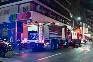 Κολωνός: Εμπρηστική επίθεση με γκαζάκια σε κατάστημα «Jumbo»