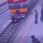 Απίστευτο στη Ρωσία: Άνδρας σώθηκε από θαύμα όταν πέρασε τρένο πάνω του στην Τιουμέν – Το viral βίντεο που κόβει την ανάσα