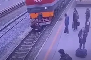 Απίστευτο στη Ρωσία: Άνδρας σώθηκε από θαύμα όταν πέρασε τρένο πάνω του στην Τιουμέν – Το viral βίντεο που κόβει την ανάσα