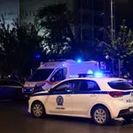 Πυροβολισμοί στην Κυψέλη: Μοτοσικλέτα με δύο άτομα «γάζωσε» καφέ στη Δροσοπούλου – Έξι κάλυκες στο σημείο