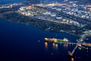 Λαύριο: Η Coral Marine πραγματοποίησε την πρώτη παράδοση ναυτιλιακών βιοκαυσίμων μέσω πλωτού μέσου