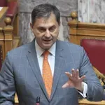 Αντιδράσεις για τη δήλωση Θεοχάρη: «Έχουμε κόμματα που εκπροσωπούν τον κακομοίρη» (Βίντεο)