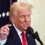 Ντόναλντ Τραμπ: «Κακιά γυναίκα η Πελόζι» – «Προσέφερε σπουδαία υπηρεσία στη χώρα με την απόφασή της να αποσυρθεί»