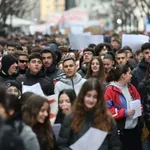 Τάσεις φυγής από τους νέους – Νέα γενιά brain drain δείχνουν οι έρευνες κοινής γνώμης