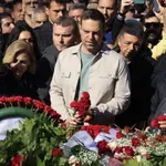 Ο Στέφανος Κασσελάκης στο Πολυτεχνείο: Κατέθεσε στεφάνι μαζί με ιστορικούς αγωνιστές της αντιδικτατορικής πάλης