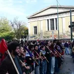 Πολυτεχνείο: Σε εξέλιξη η μεγάλη πορεία προς την πρεσβεία των ΗΠΑ με την αιματοβαμμένη σημαία – Κλειστά Μετρό και δρόμοι – 19 προσαγωγές και μία σύλληψη (Βίντεο – Φωτό)