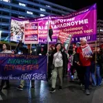 Σύνταγμα: Ηχηρό μήνυμα κατά της έμφυλης βίας – Πορεία από φεμινιστικές συλλογικότητες – «Δεν είμαστε όλες εδώ, λείπουν οι δολοφονημένες»