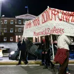 Σύνταγμα: Ηχηρό μήνυμα κατά της έμφυλης βίας – Πορεία από φεμινιστικές συλλογικότητες – «Δεν είμαστε όλες εδώ, λείπουν οι δολοφονημένες»